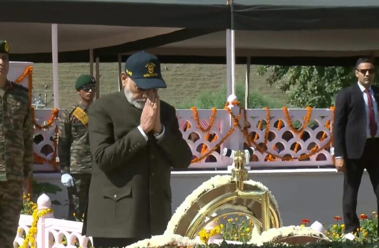 Kargil Vijay Diwas: PM Modi Pays Homage to War Martyrs in Drass
