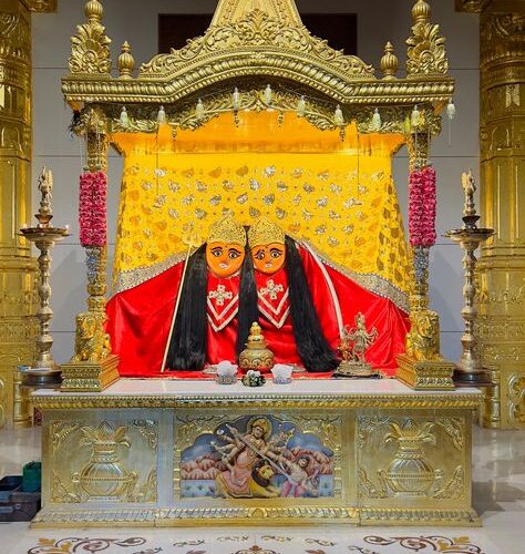 ચોટીલા, સુરેન્દ્રનગર જિલ્લામાં આવેલું એક પ્રખ્યાત તીર્થસ્થળ છે, જ્યાં ચામુંડા માતાનું મંદિર સ્થિત છે. આ મંદિર પર્વતના શિખરે આવેલું છે, જ્યાં પહોંચવા માટે આશરે 635 પગથિયાં ચઢવા પડે છે. ​