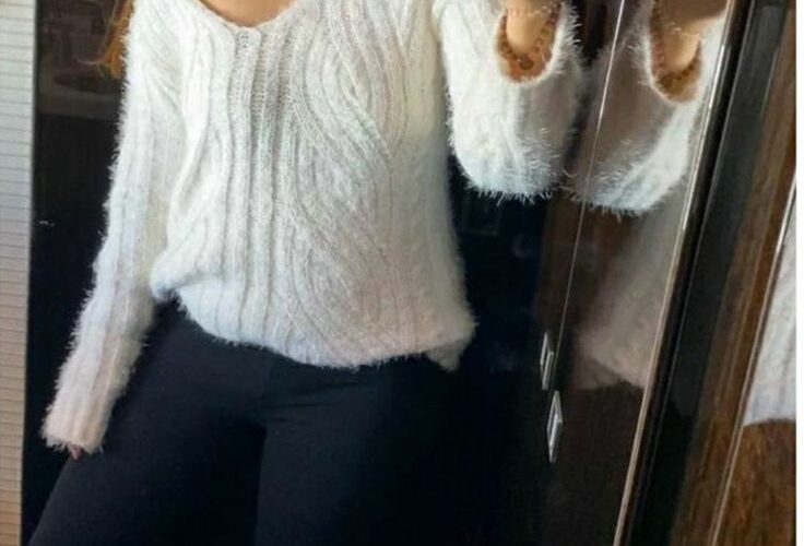 Sakshi Singh Rawat, widely recognized as Sakshi Dhoni, is the wife of former Indian cricket captain Mahendra Singh Dhoni. Born on November 19, 1988, in Guwahati, Assam, she hails from a middle-class family. Sakshi completed her schooling at Jawahar Vidya Mandir in Ranchi, Jharkhand, and later pursued a degree in Hotel Management from the Institute of Hotel Management in Aurangabad.