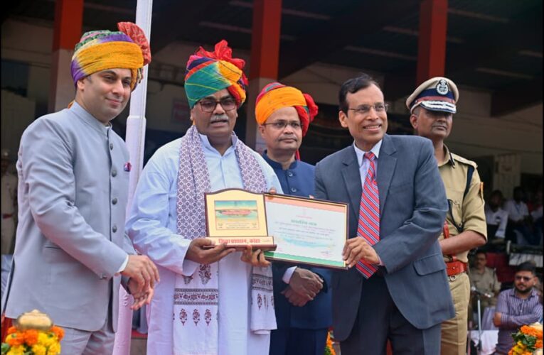 RENOWNED EYE SURGEON DR SURESH KUMAR PANDEY HONORED BY EDUCATION MINISTER DURING THE 80TH INDEPENDENCE DAY